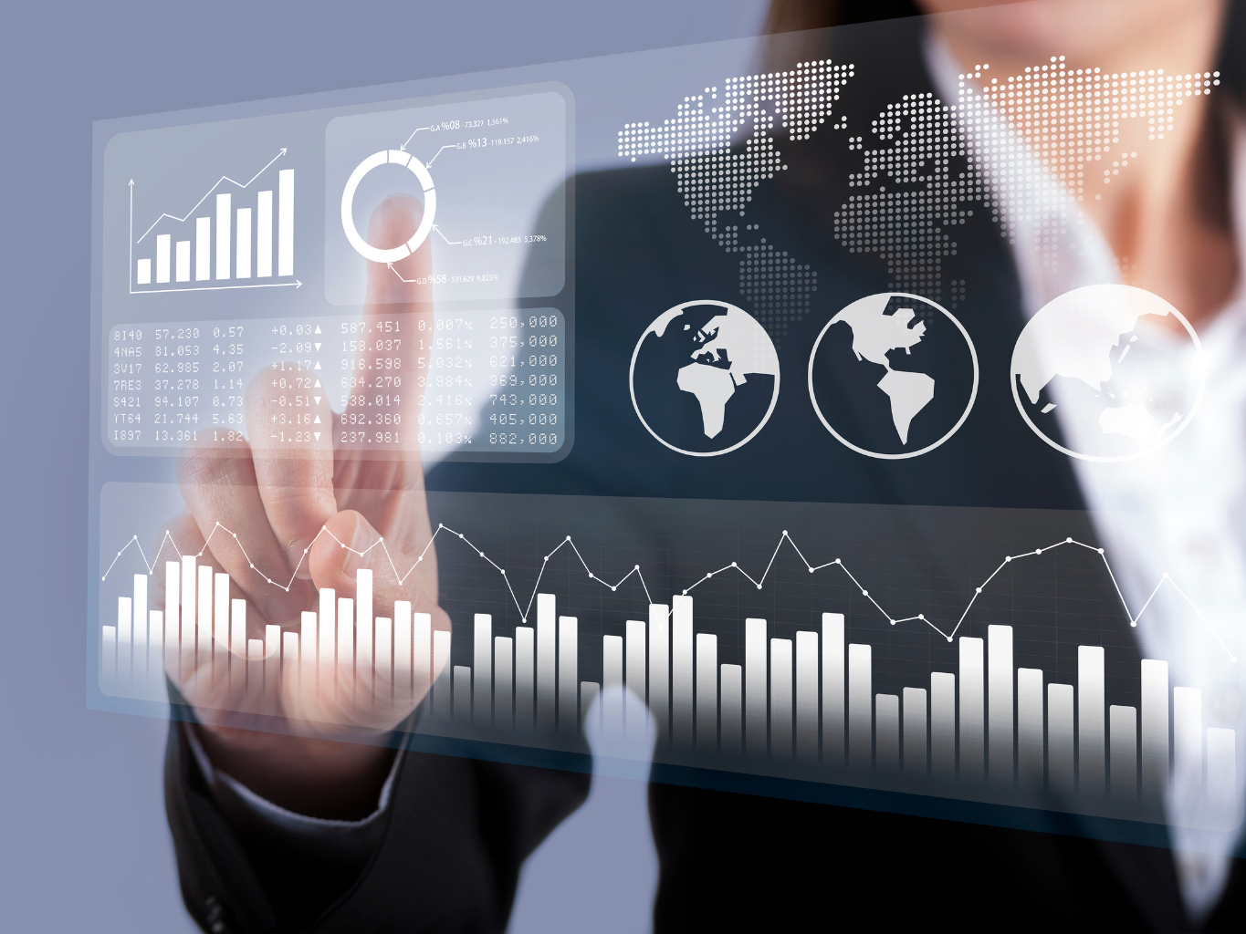 Mulher selecionando opções em um dashboard virtual